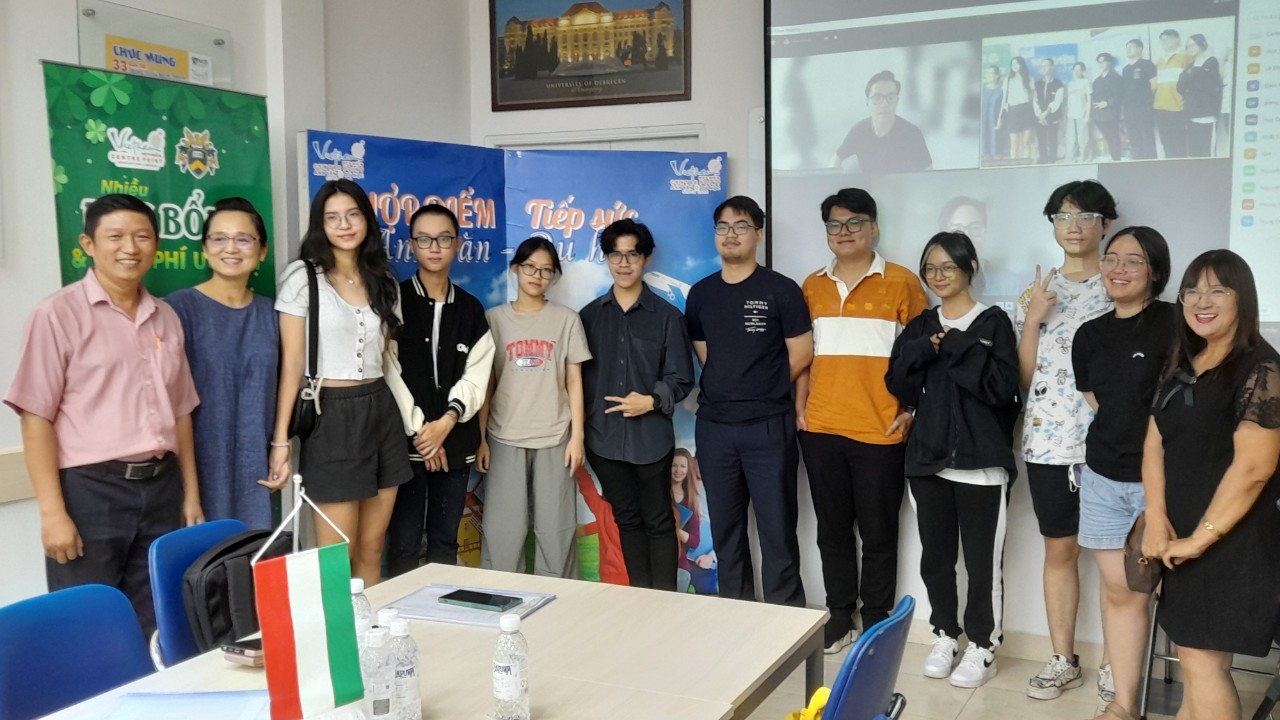 Hội sinh viên Việt Nam tại Debrecen & Hợp Điểm hỗ trợ Freshmen trước khi nhập học