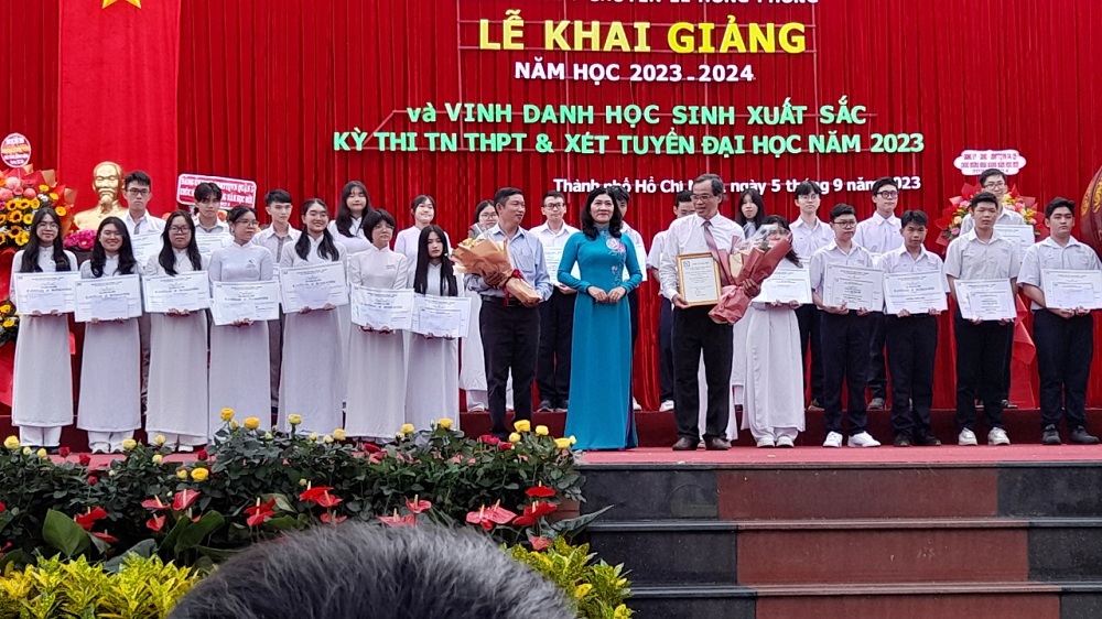 Quỹ Bùi Trọng Chương và Hợp Điểm trao học bổng cho 26 HS giỏi trường chuyên Lê Hồng Phong TP. HCM