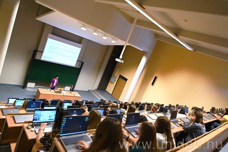 Đại học Debrecen trang bị hàng trăm máy tính mới cho sinh viên