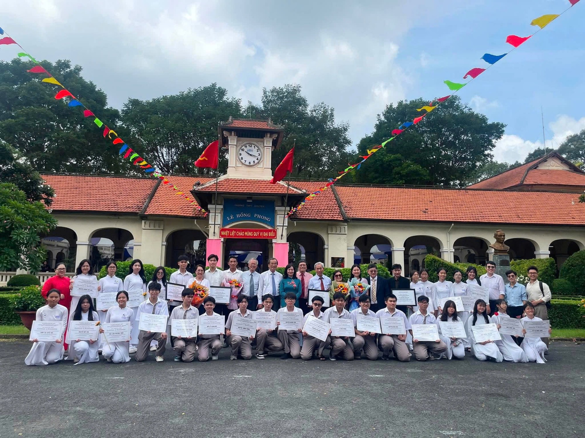 HỢP ĐIỂM TRAO HỌC BỔNG ANH VĂN CHO 29 HỌC SINH TRƯỜNG THPT CHUYÊN LÊ HỒNG PHONG CÓ HOÀN CẢNH KHÓ KHĂN