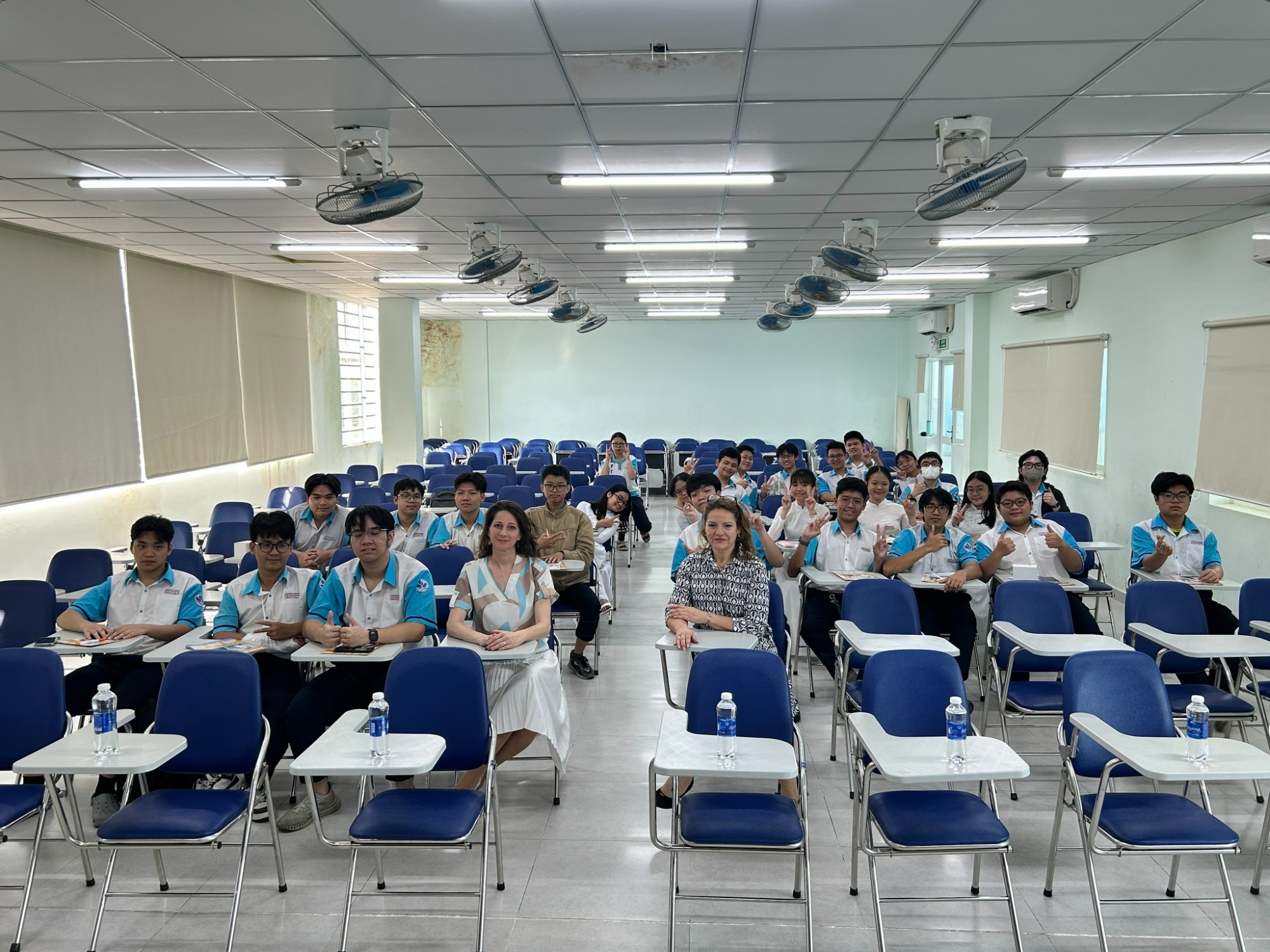 HỌC SINH TRƯỜNG PHỔ THÔNG NĂNG KHIẾU GẶP GỠ GIÁO SƯ ĐẠI HỌC DEBRECEN