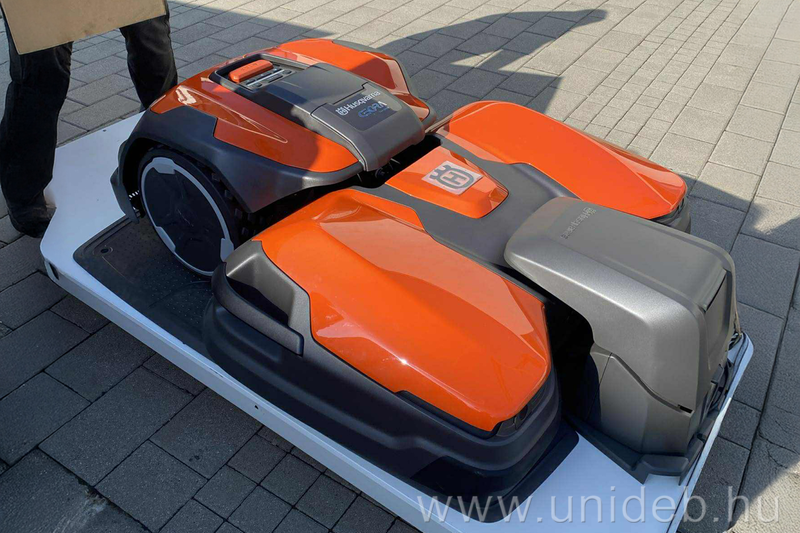 Robot "Lên Ca" Thay Con Người Tại Đại Học Debrecen